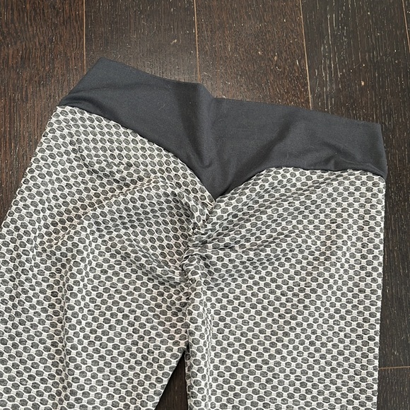 Scrunch bum Yoga Pants Small Grey White - Picture 2 of 5